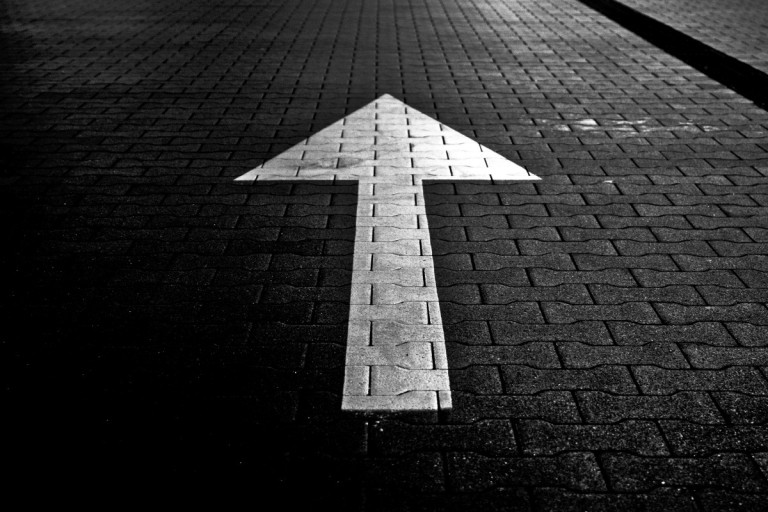 ahead_arrow_change_forward_road_sign_straight-924956.jpg!d